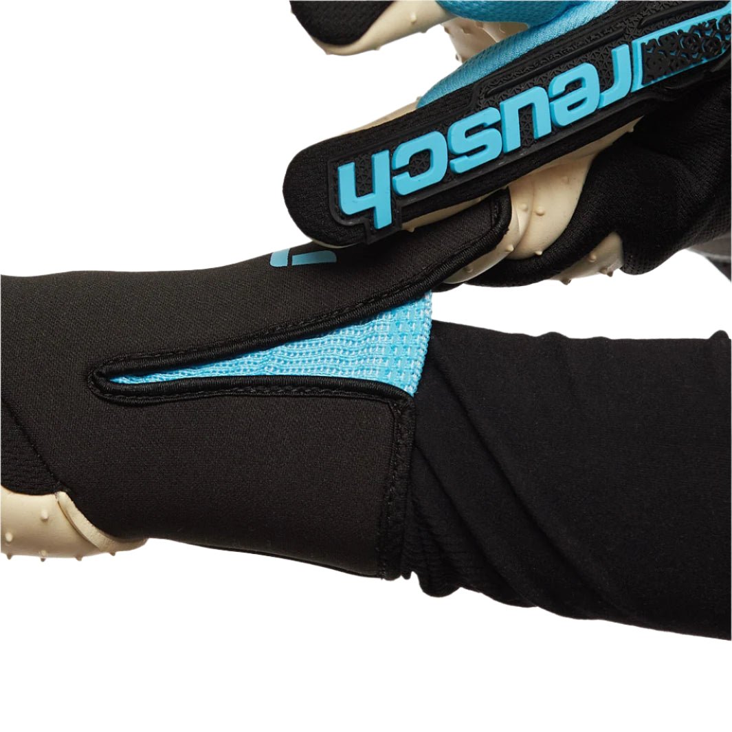 Reusch Attrakt Freegel Speedbump Strapless Goalkeeper Gloves (Black/Bachelor Button) | SoccerWearhouse