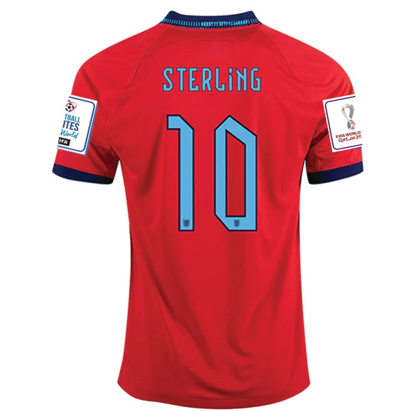 Nike Inglaterra Raheem Sterling Away Jersey 22/23 con parches de la Copa Mundial 2022 (Challenge Red/Blue Void)
