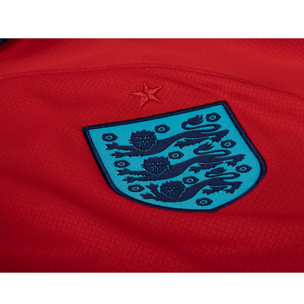 Nike Inglaterra Raheem Sterling Away Jersey 22/23 con parches de la Copa Mundial 2022 (Challenge Red/Blue Void)