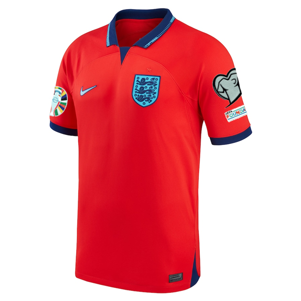 Nike Inglaterra Away Jersey 22/23 con parches de la Copa Mundial 2022 (Challenge Red/Blue Void)