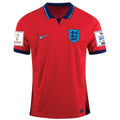 Nike Inglaterra Away Jersey 22/23 con parches de la Copa Mundial 2022 (Challenge Red/Blue Void)
