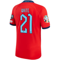 Nike Inglaterra Away Jersey 22/23 con parches de la Copa Mundial 2022 (Challenge Red/Blue Void)