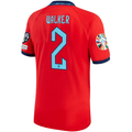 Nike Inglaterra Away Jersey 22/23 con parches de la Copa Mundial 2022 (Challenge Red/Blue Void)