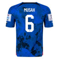 Nike Estados Unidos Musah Authentic Match Away Jersey 22/23 con parches de la Copa Mundial 2022 (Azul brillante/Blanco) 
